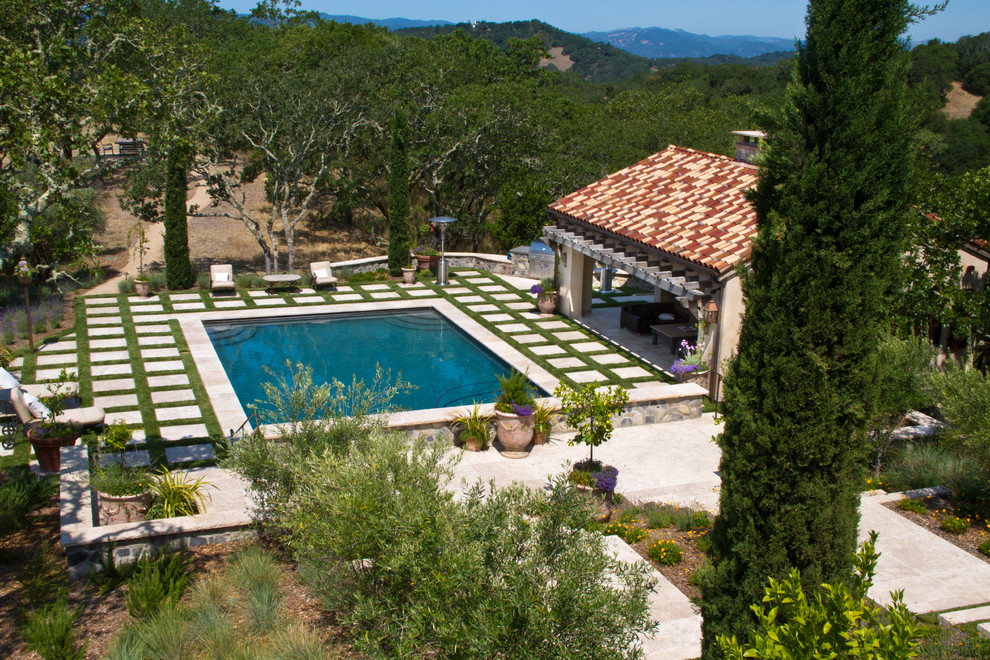 Cette photo montre un grand Abris de piscine et pool houses arrière tendance rectangle avec du carrelage.