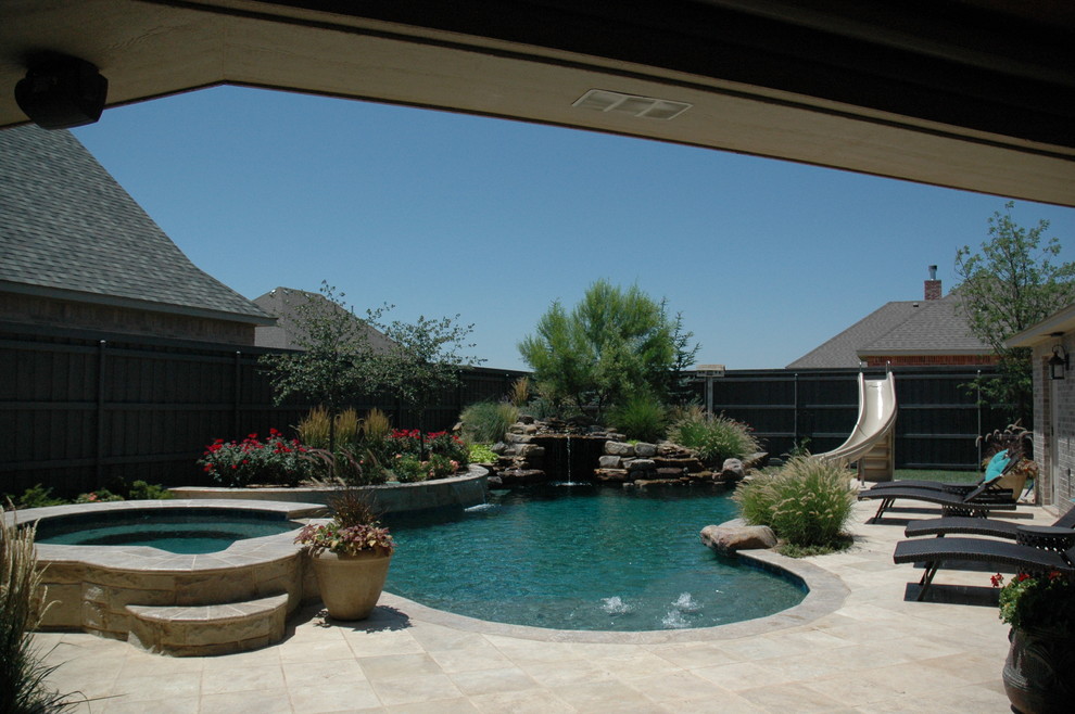 Идея дизайна: большой естественный бассейн произвольной формы на внутреннем дворе в стиле рустика с покрытием из каменной брусчатки и джакузи