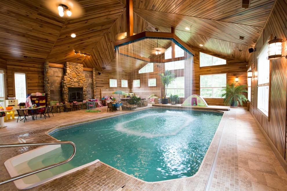 Immagine di una piscina coperta stile rurale personalizzata con piastrelle