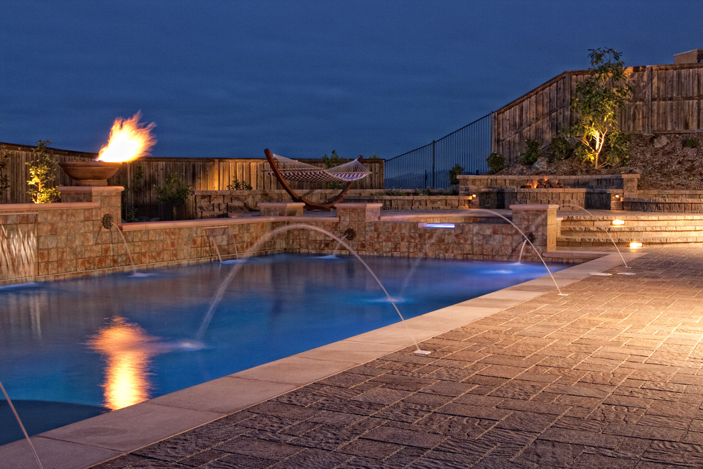 Foto de piscinas y jacuzzis naturales tradicionales grandes rectangulares en patio trasero