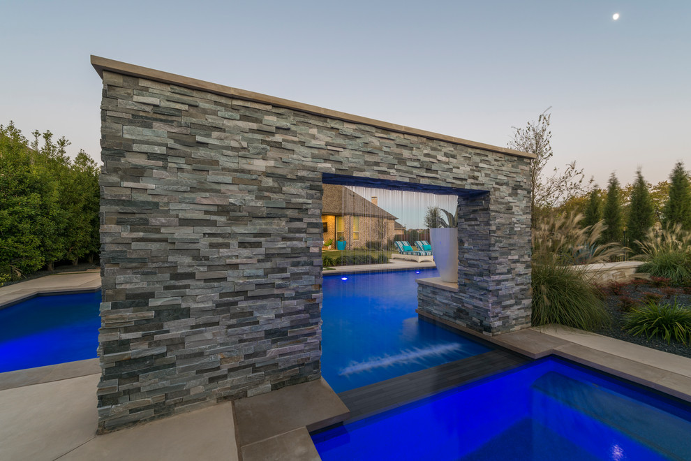 Imagen de piscinas y jacuzzis minimalistas grandes a medida en patio trasero