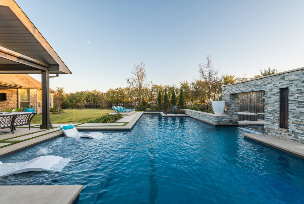 Großer Moderner Pool hinter dem Haus in individueller Form mit Wasserspiel in Dallas