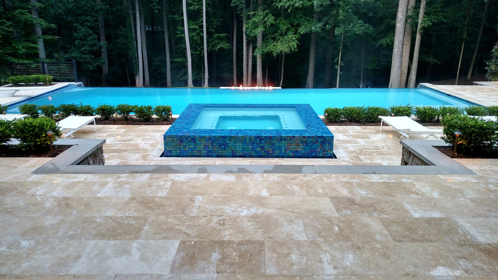 Cette image montre un très grand Abris de piscine et pool houses arrière minimaliste rectangle avec des pavés en pierre naturelle.