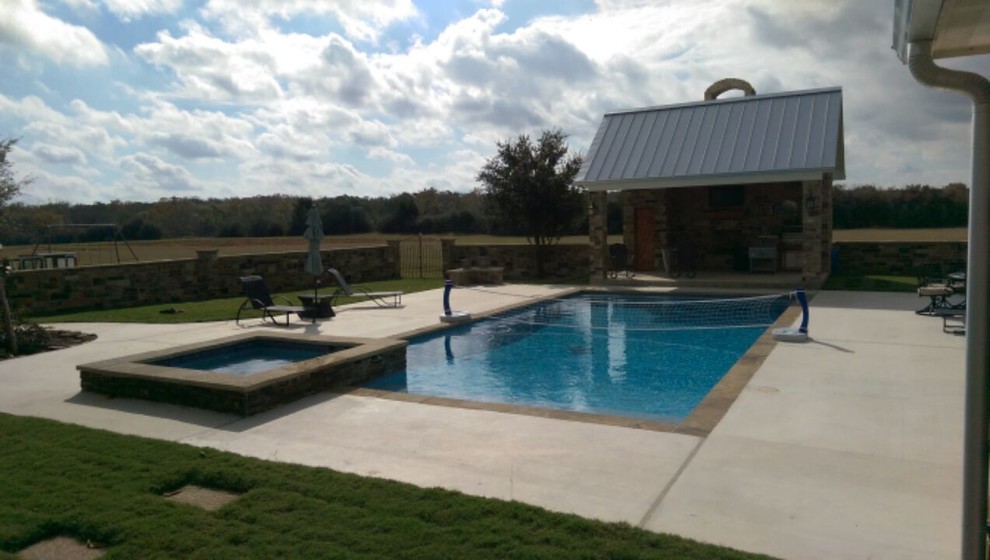 Diseño de piscinas y jacuzzis alargados contemporáneos grandes rectangulares en patio trasero con adoquines de hormigón