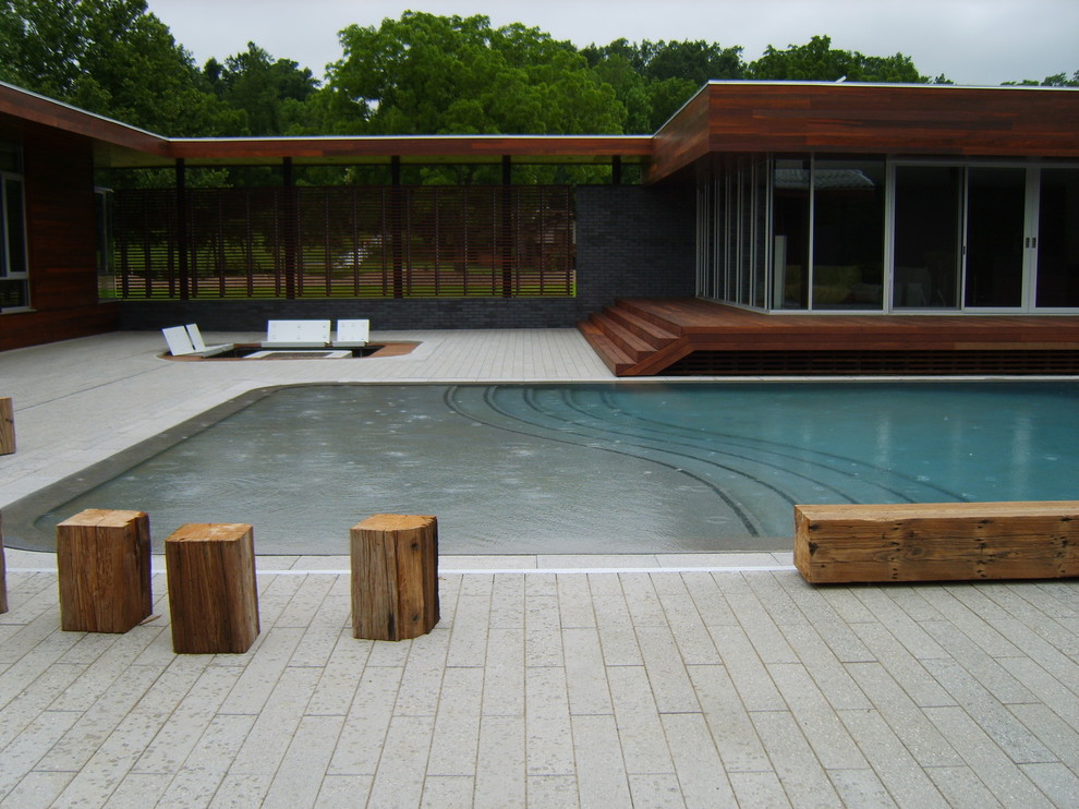 Großes Modernes Sportbecken hinter dem Haus in rechteckiger Form mit Betonboden in Kansas City