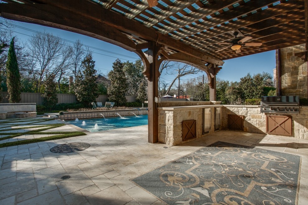 Immagine di una grande piscina monocorsia chic rettangolare dietro casa con fontane e pavimentazioni in mattoni