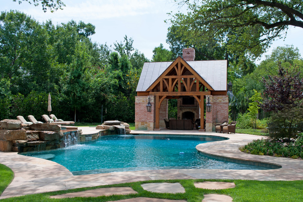 Esempio di una piscina naturale rustica personalizzata con una dépendance a bordo piscina