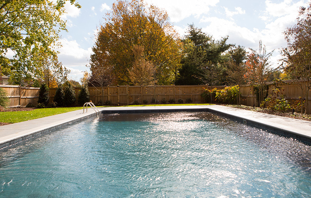 Moderner Pool hinter dem Haus in rechteckiger Form mit Betonplatten in Nashville