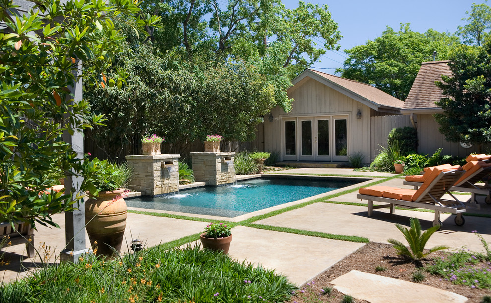 Mittelgroßer Klassischer Schwimmteich hinter dem Haus in rechteckiger Form mit Wasserspiel und Natursteinplatten in Austin