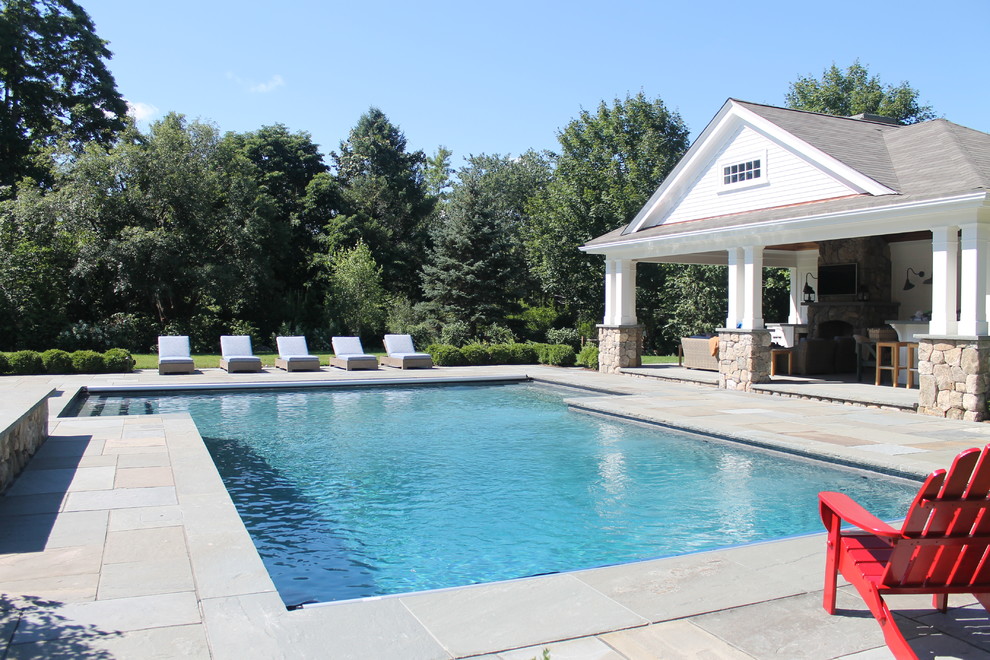 Imagen de piscinas y jacuzzis naturales campestres grandes a medida en patio trasero con suelo de hormigón estampado