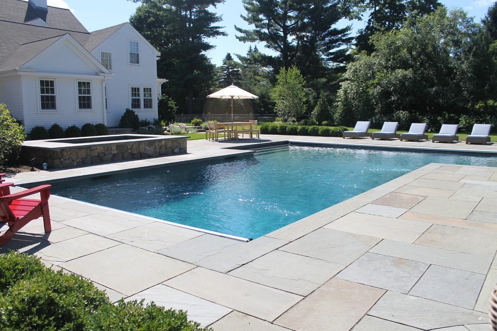 Großer Klassischer Pool hinter dem Haus in individueller Form mit Stempelbeton in Boston