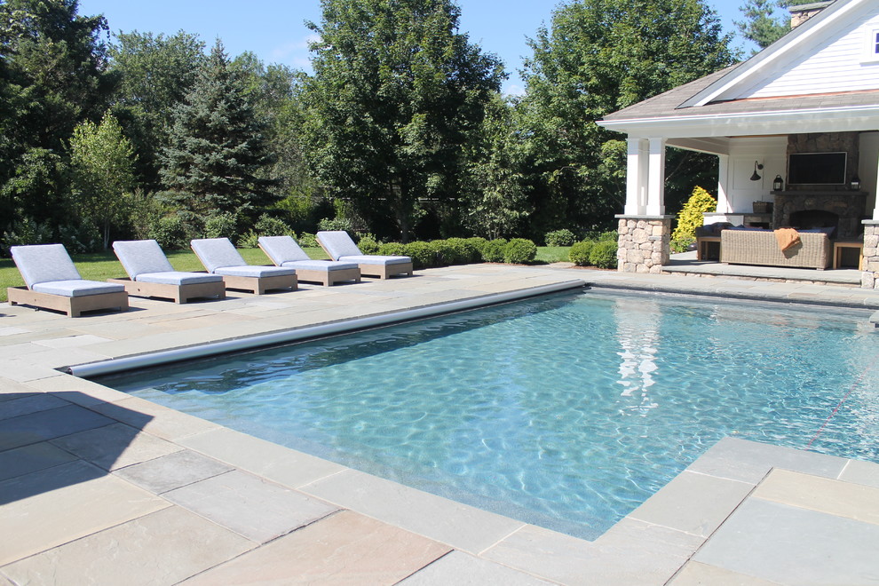 Immagine di una grande piscina naturale country personalizzata dietro casa con una vasca idromassaggio e cemento stampato