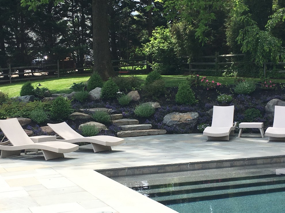 На фото: естественный, прямоугольный бассейн среднего размера на заднем дворе в классическом стиле с фонтаном и покрытием из каменной брусчатки с