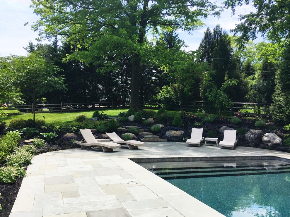 Mittelgroßer Klassischer Schwimmteich hinter dem Haus in rechteckiger Form mit Wasserspiel und Natursteinplatten in Philadelphia