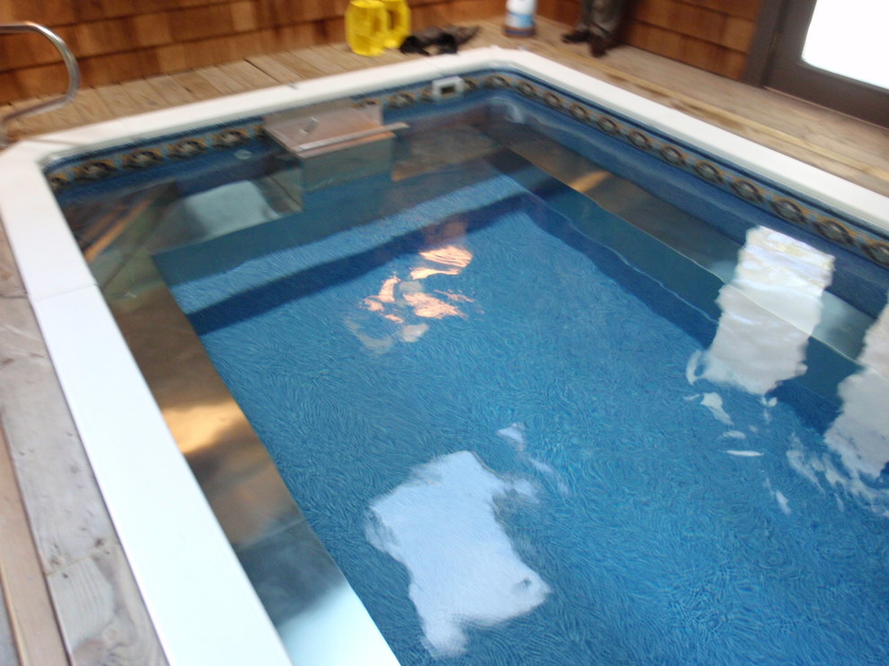 Foto di una piccola piscina monocorsia design rettangolare nel cortile laterale con una dépendance a bordo piscina e pedane