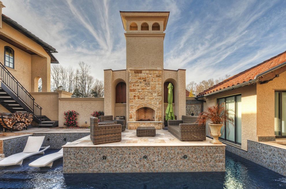 Diseño de piscinas y jacuzzis mediterráneos pequeños a medida en patio con adoquines de piedra natural