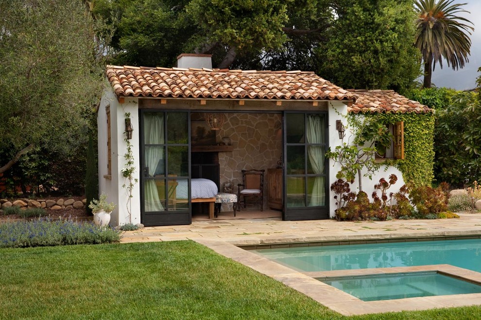Идея дизайна: прямоугольный бассейн на заднем дворе в средиземноморском стиле с домиком у бассейна
