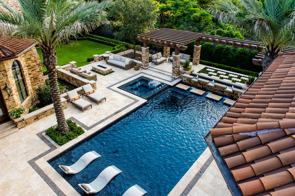 Diseño de piscinas y jacuzzis alargados mediterráneos grandes rectangulares en patio trasero con suelo de baldosas