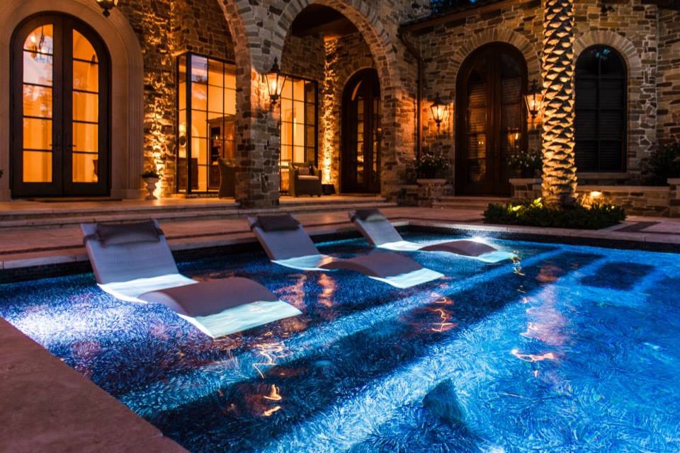Foto di una grande piscina monocorsia mediterranea rettangolare dietro casa con una vasca idromassaggio e piastrelle