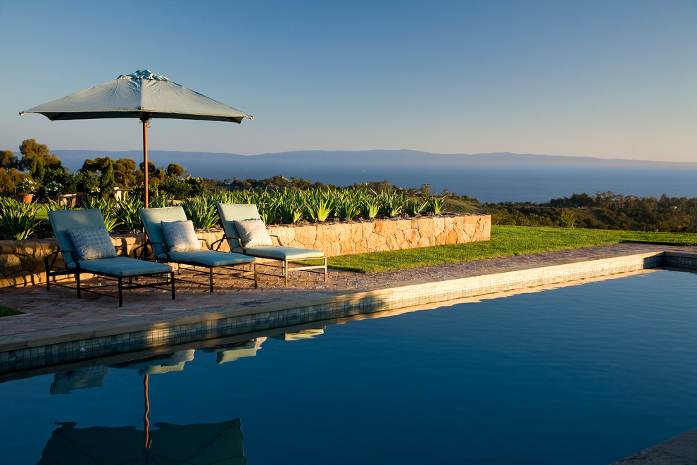 Источник вдохновения для домашнего уюта: прямоугольный бассейн в средиземноморском стиле