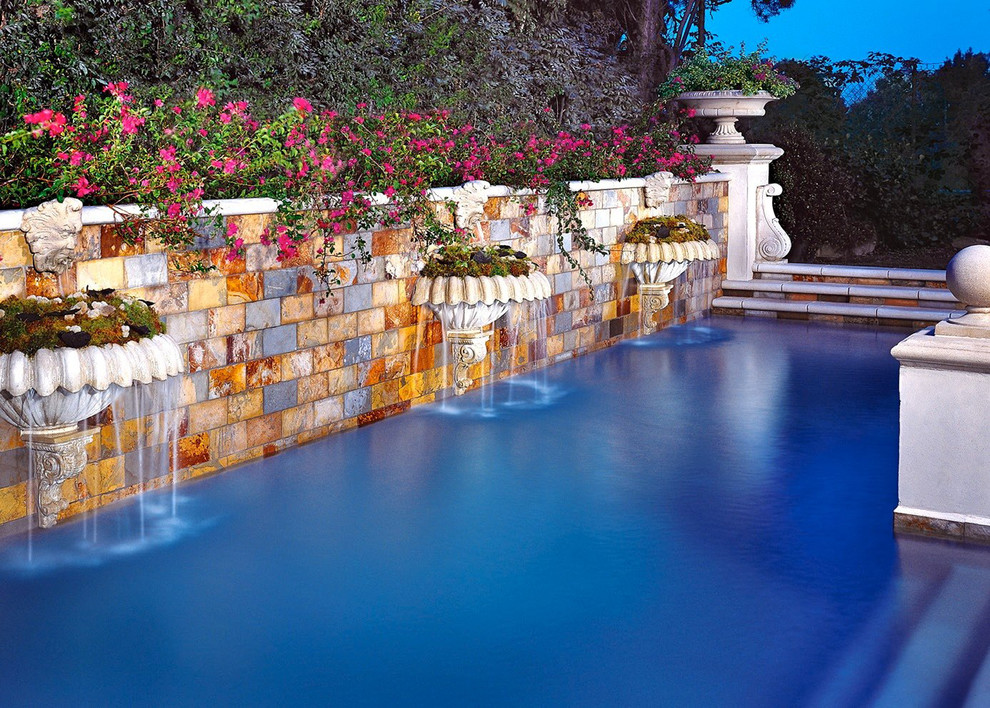 Foto di una piccola piscina monocorsia mediterranea rettangolare dietro casa con piastrelle e una vasca idromassaggio