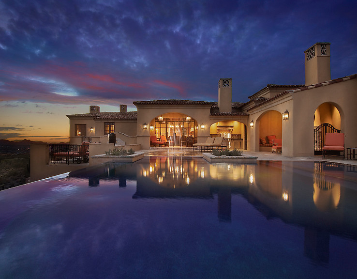 Großer Mediterraner Pool hinter dem Haus in rechteckiger Form mit Natursteinplatten in Phoenix