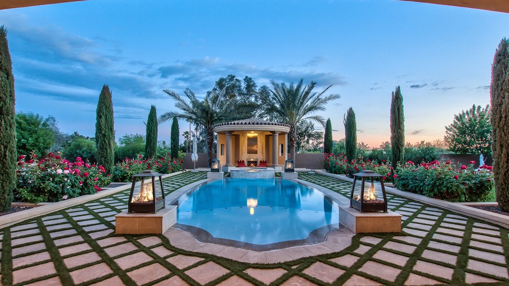 Foto de casa de la piscina y piscina natural mediterránea en patio trasero