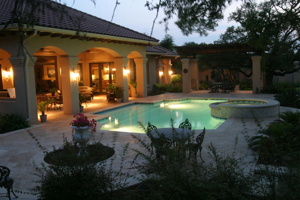 Diseño de piscinas y jacuzzis alargados mediterráneos grandes rectangulares en patio trasero con adoquines de piedra natural