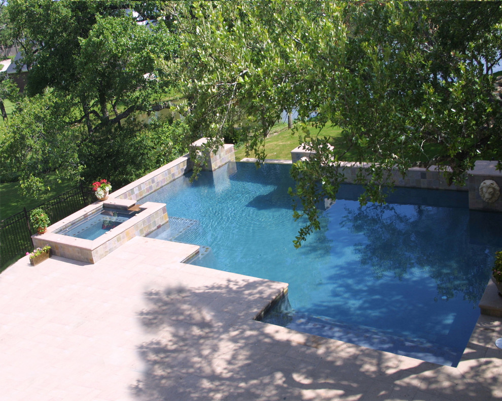 Foto di una piscina monocorsia mediterranea rettangolare di medie dimensioni e dietro casa con fontane e pavimentazioni in cemento