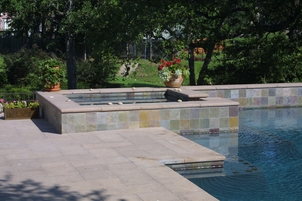 Стильный дизайн: спортивный, прямоугольный бассейн среднего размера на заднем дворе в средиземноморском стиле с фонтаном и мощением тротуарной плиткой - последний тренд