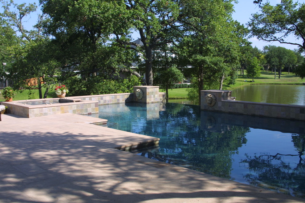 Ispirazione per una piscina monocorsia mediterranea rettangolare di medie dimensioni e dietro casa con fontane e pavimentazioni in cemento