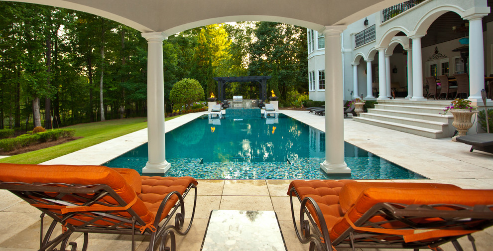 Стильный дизайн: большой прямоугольный бассейн-инфинити на заднем дворе в средиземноморском стиле с джакузи и покрытием из каменной брусчатки - последний тренд