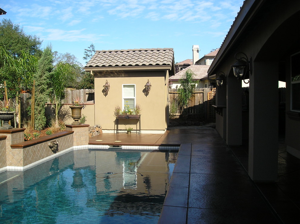 Mittelgroßer Mediterraner Pool hinter dem Haus in rechteckiger Form mit Betonplatten in San Francisco