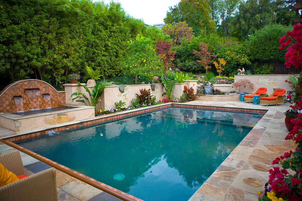 Стильный дизайн: прямоугольный бассейн в средиземноморском стиле с покрытием из каменной брусчатки - последний тренд