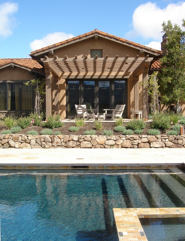 Свежая идея для дизайна: бассейн на заднем дворе в средиземноморском стиле - отличное фото интерьера