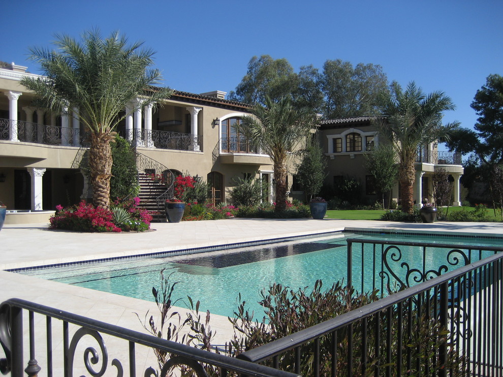 Свежая идея для дизайна: прямоугольный бассейн на заднем дворе в средиземноморском стиле - отличное фото интерьера