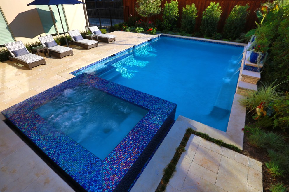 На фото: маленький прямоугольный бассейн на заднем дворе в средиземноморском стиле с джакузи и покрытием из каменной брусчатки для на участке и в саду