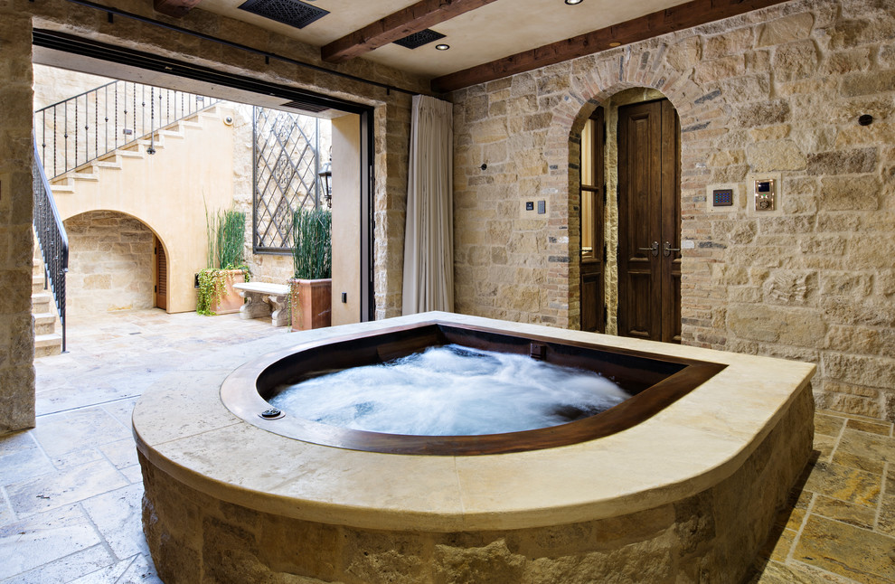 Пример оригинального дизайна: бассейн на внутреннем дворе в средиземноморском стиле