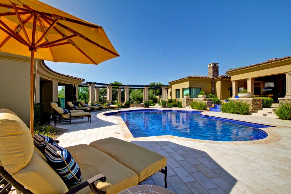 Modelo de piscina con fuente alargada mediterránea grande rectangular en patio trasero con suelo de baldosas