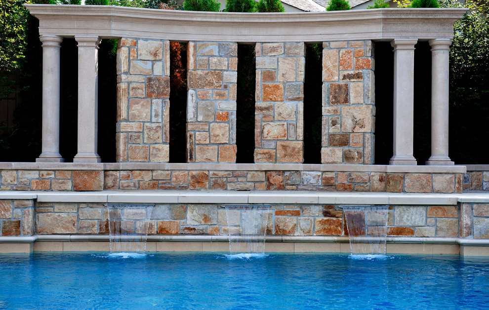 Diseño de piscina con fuente mediterránea rectangular