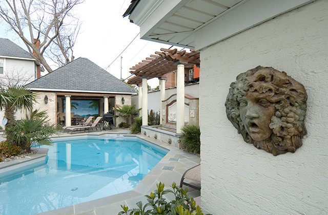 Foto di una piscina mediterranea personalizzata di medie dimensioni e dietro casa con fontane