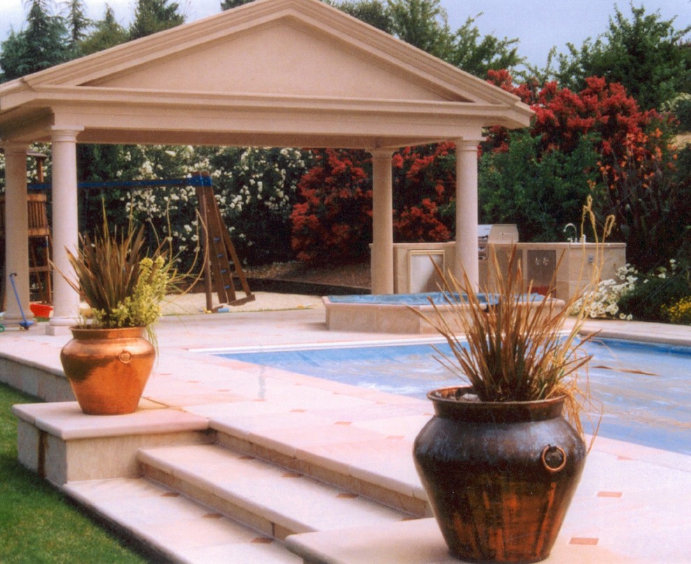 Стильный дизайн: прямоугольный, спортивный бассейн среднего размера на заднем дворе в средиземноморском стиле с покрытием из каменной брусчатки и домиком у бассейна - последний тренд
