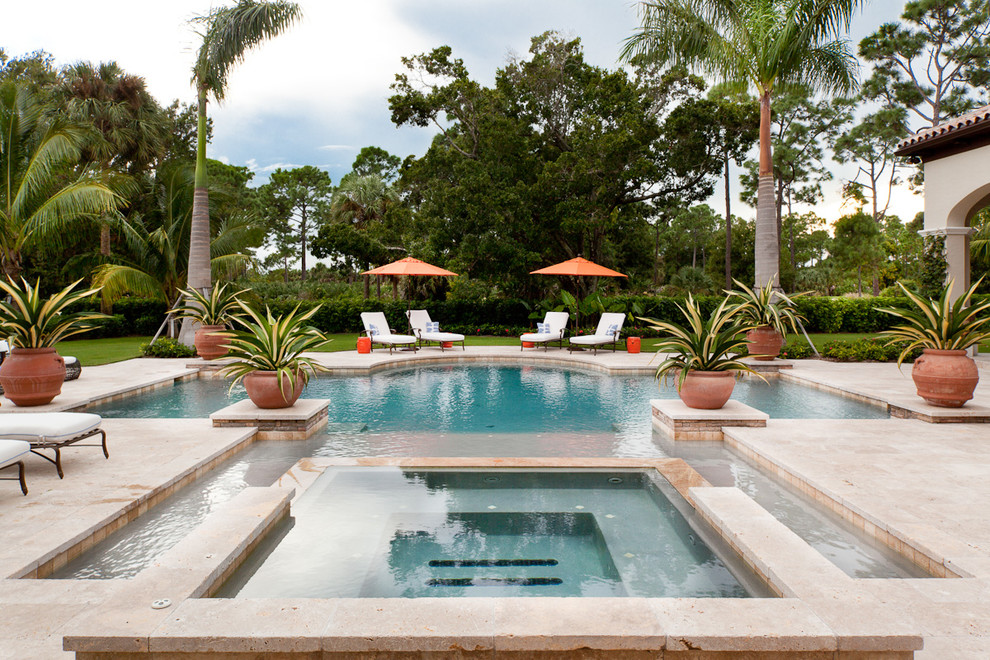 Ejemplo de casa de la piscina y piscina alargada mediterránea de tamaño medio a medida en patio trasero con adoquines de piedra natural