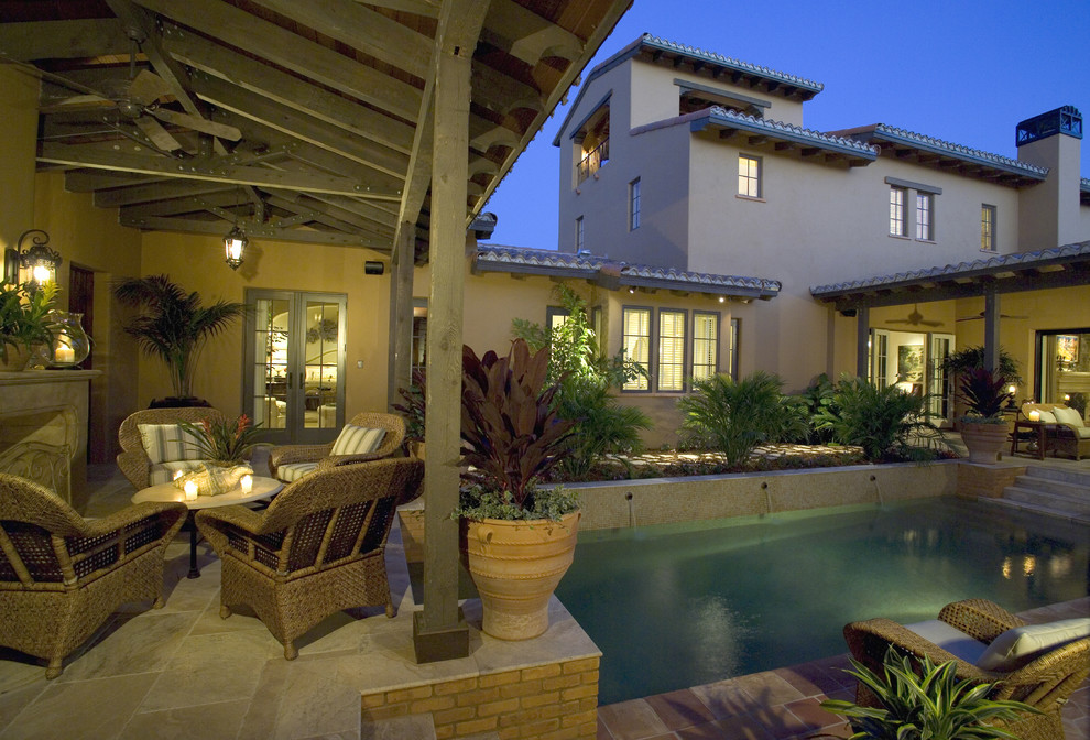 Стильный дизайн: бассейн на внутреннем дворе в средиземноморском стиле - последний тренд