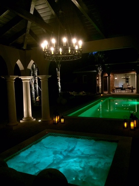 Ejemplo de piscinas y jacuzzis mediterráneos de tamaño medio rectangulares en patio trasero