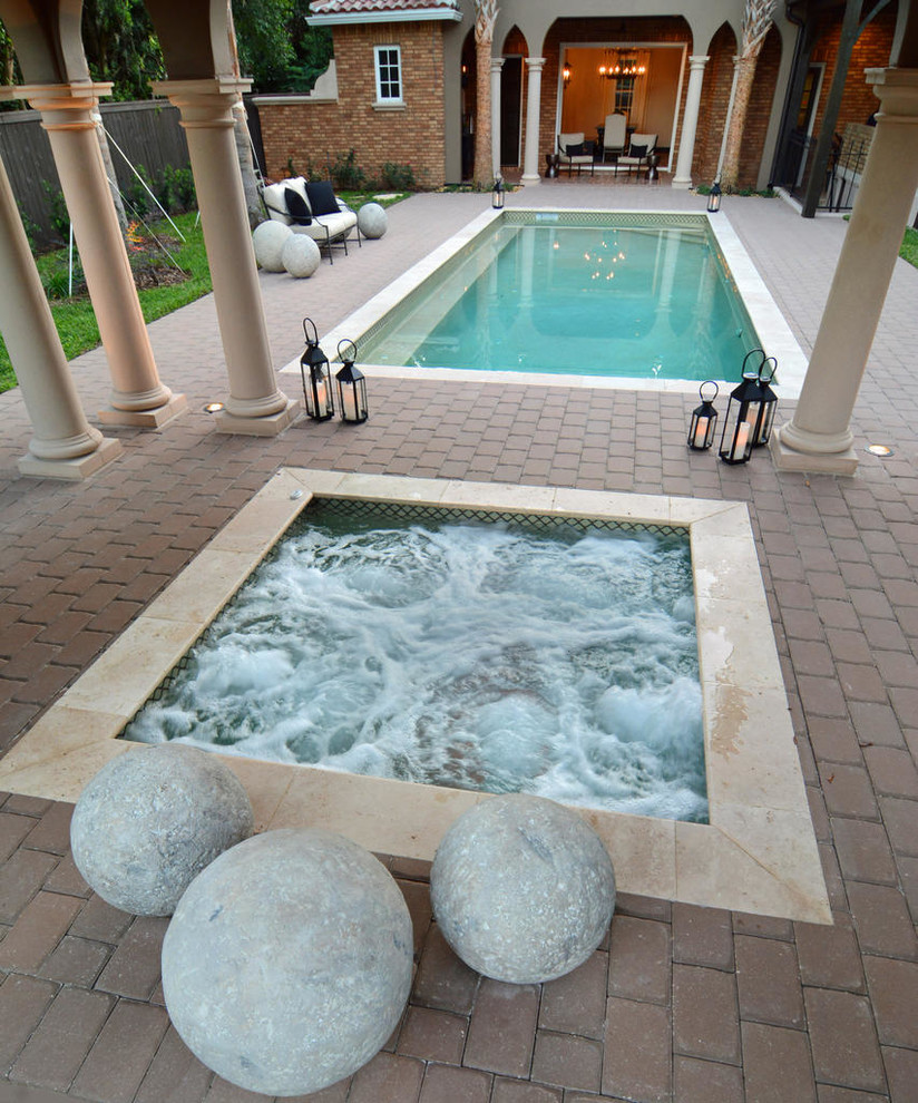 Стильный дизайн: прямоугольный бассейн среднего размера на заднем дворе в средиземноморском стиле с джакузи - последний тренд