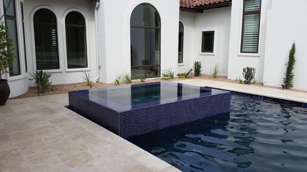 Diseño de piscinas y jacuzzis alargados mediterráneos extra grandes rectangulares en patio trasero con suelo de hormigón estampado