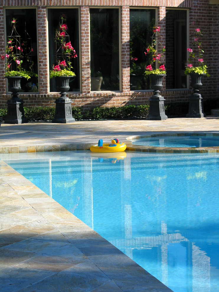 На фото: прямоугольный бассейн в классическом стиле