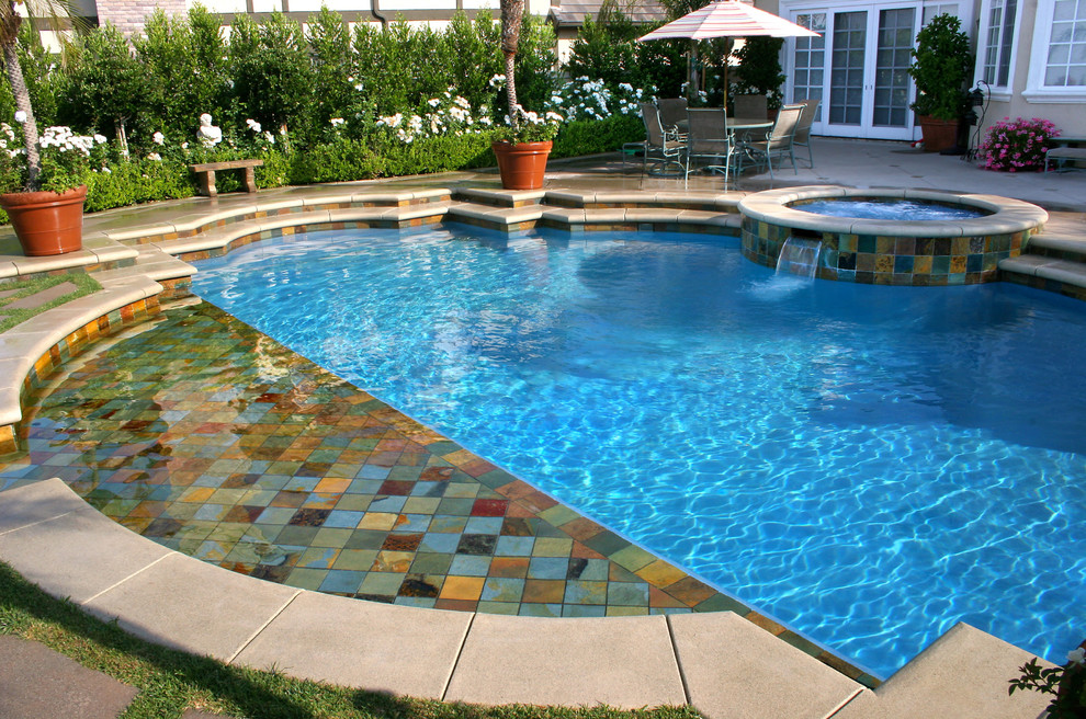 Inspiration för en stor medelhavsstil anpassad pool på baksidan av huset, med betongplatta och spabad