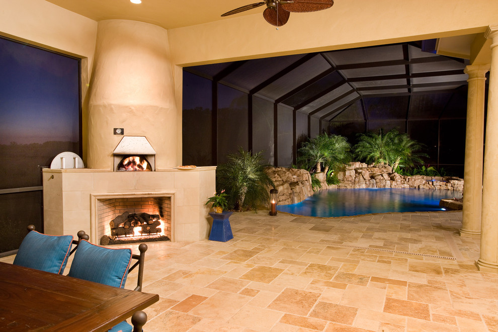 Mittelgroßer Mediterraner Whirlpool hinter dem Haus in individueller Form mit Natursteinplatten in Orlando